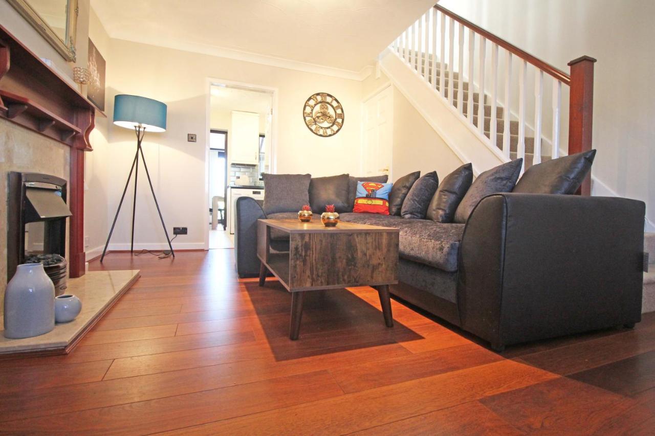 The Barwoods - Modern Spacious Home In Chester - Parking Exterior photo