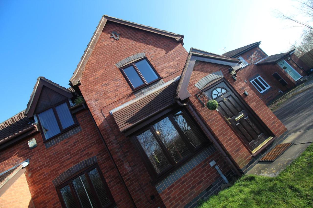 The Barwoods - Modern Spacious Home In Chester - Parking Exterior photo